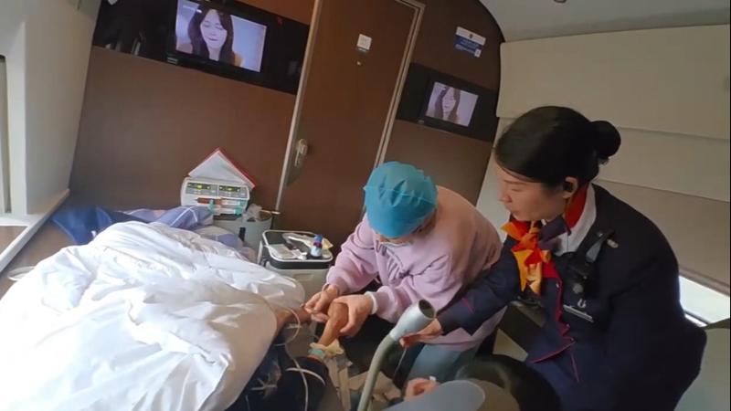 江西上饶:旅客突发疾病 车站快速救援 江西上饶:旅客突发疾病 车站快速救援