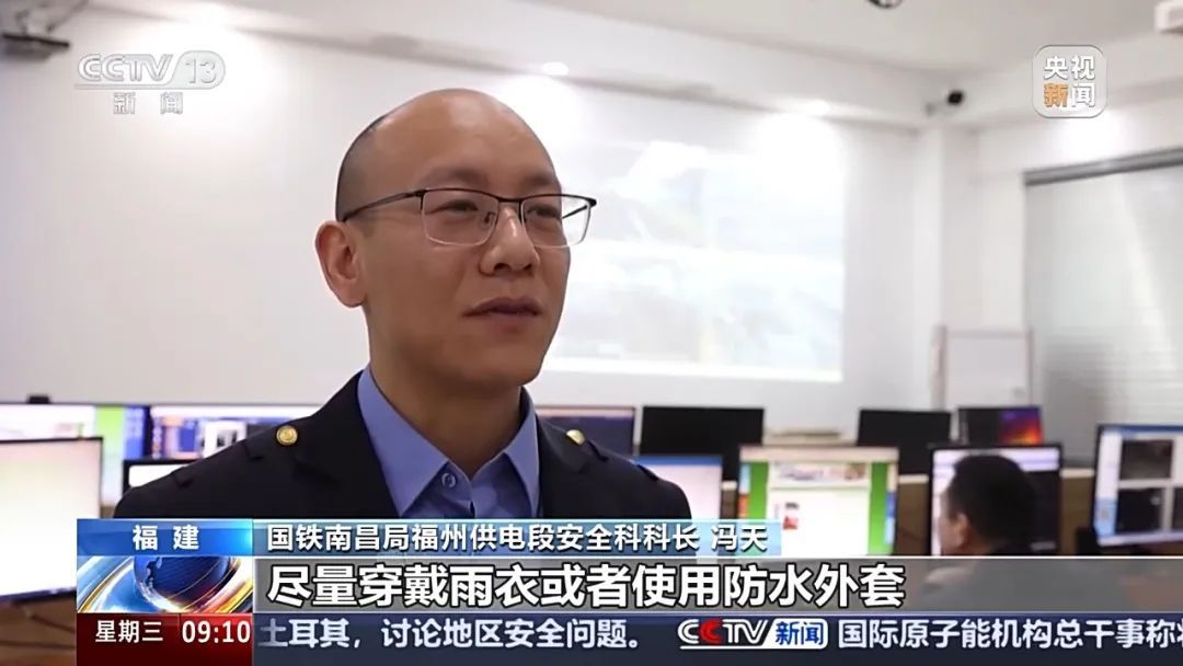 高铁站台打伞，到底有没有触电风险？