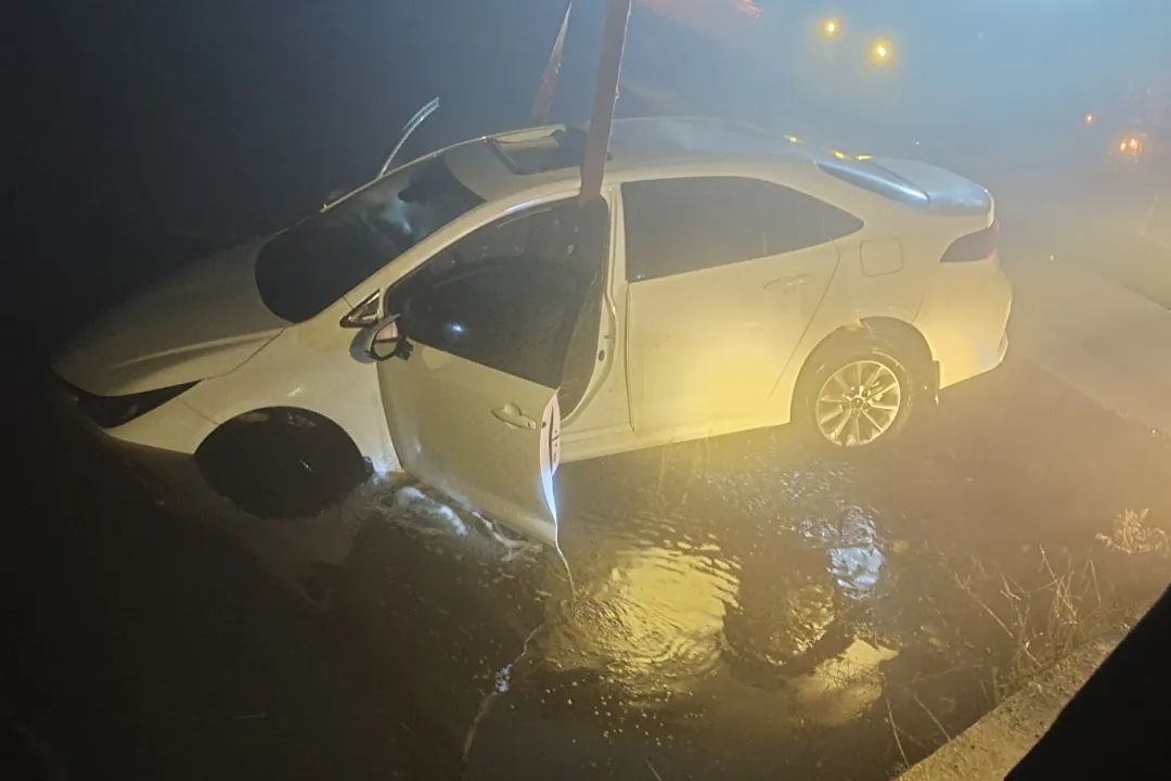 事发湖南！女子夜间开车不慎冲入池塘，危急时刻，他们来了！