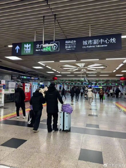 返京高峰持续中!地铁“加班”公交加车接旅客回家 返京高峰持续中!地铁“加班”公交加车接旅客回家