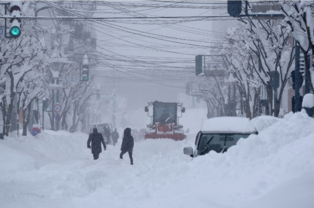 已致1死4伤！日本遭遇“灾害级”大雪！滑雪场缆车停运，上百游客排长队艰难前行