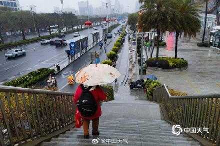 广西南宁开启雨雾模式 地面湿滑扰出行