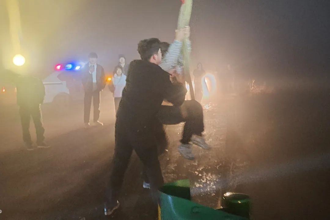 事发湖南！女子夜间开车不慎冲入池塘，危急时刻，他们来了！