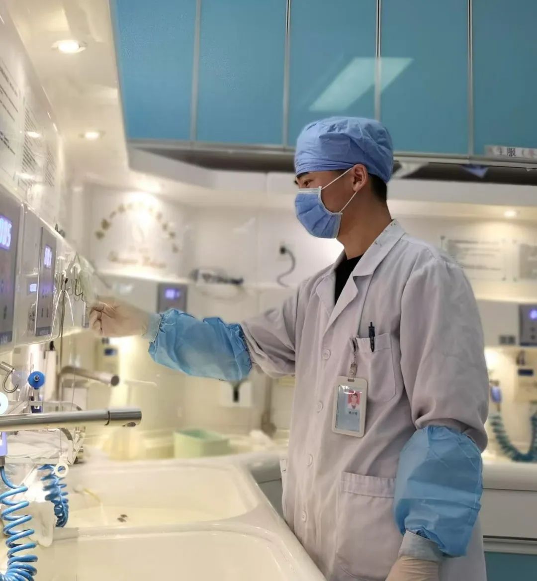 网约男护士:被迫切需要 网约男护士:被迫切需要