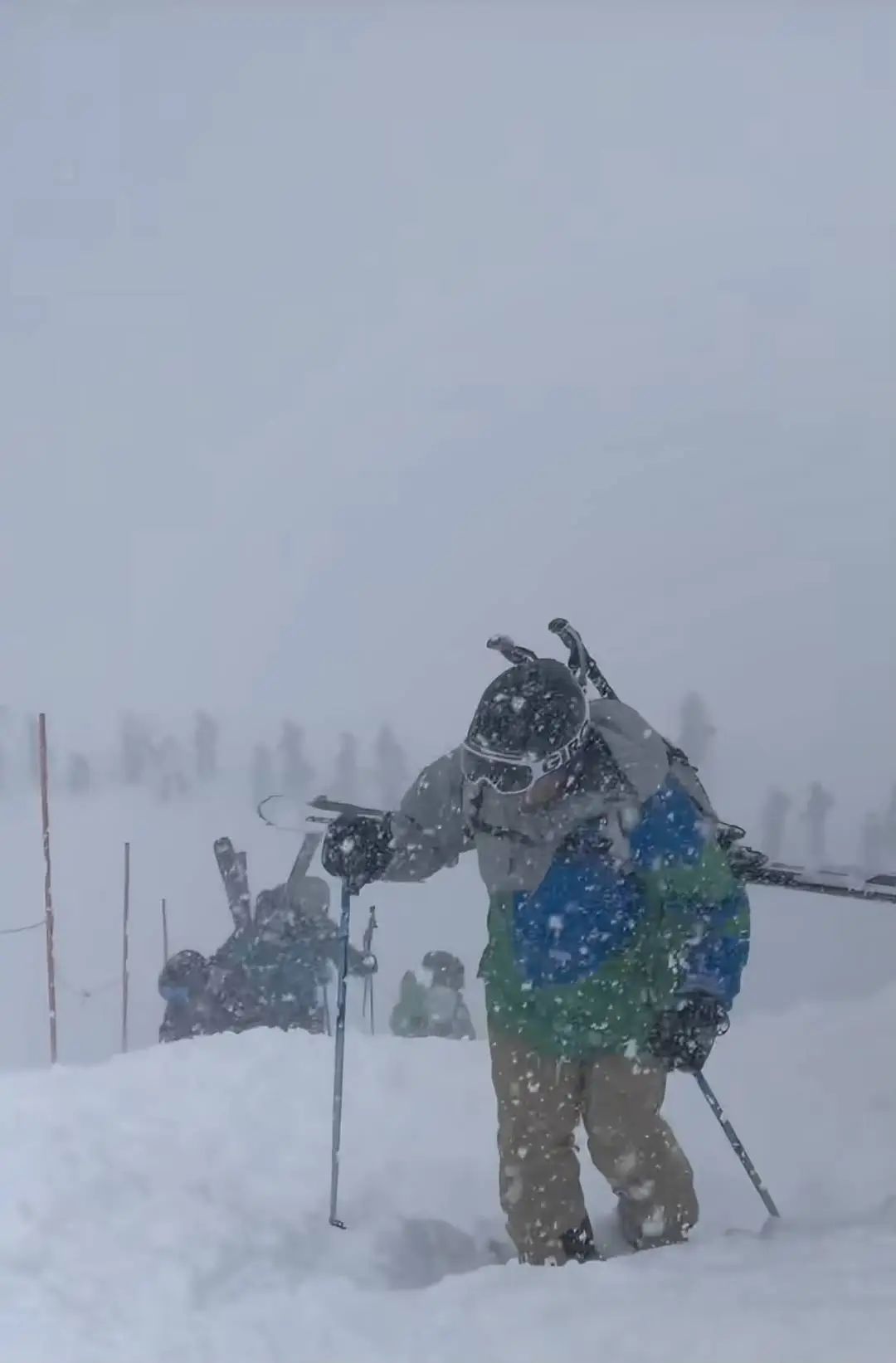 已致1死4伤！日本遭遇“灾害级”大雪！滑雪场缆车停运，上百游客排长队艰难前行