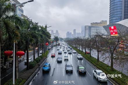 广西南宁开启雨雾模式 地面湿滑扰出行