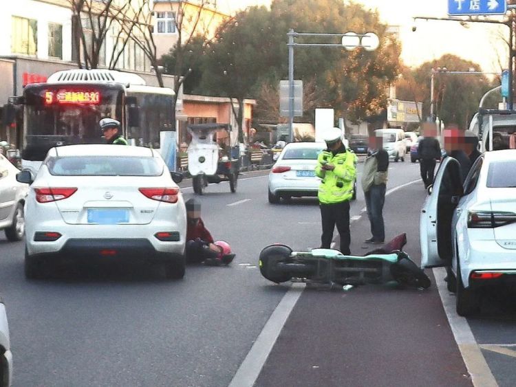 “连环杀”!男子一个动作三车连撞! “连环杀”!男子一个动作三车连撞!