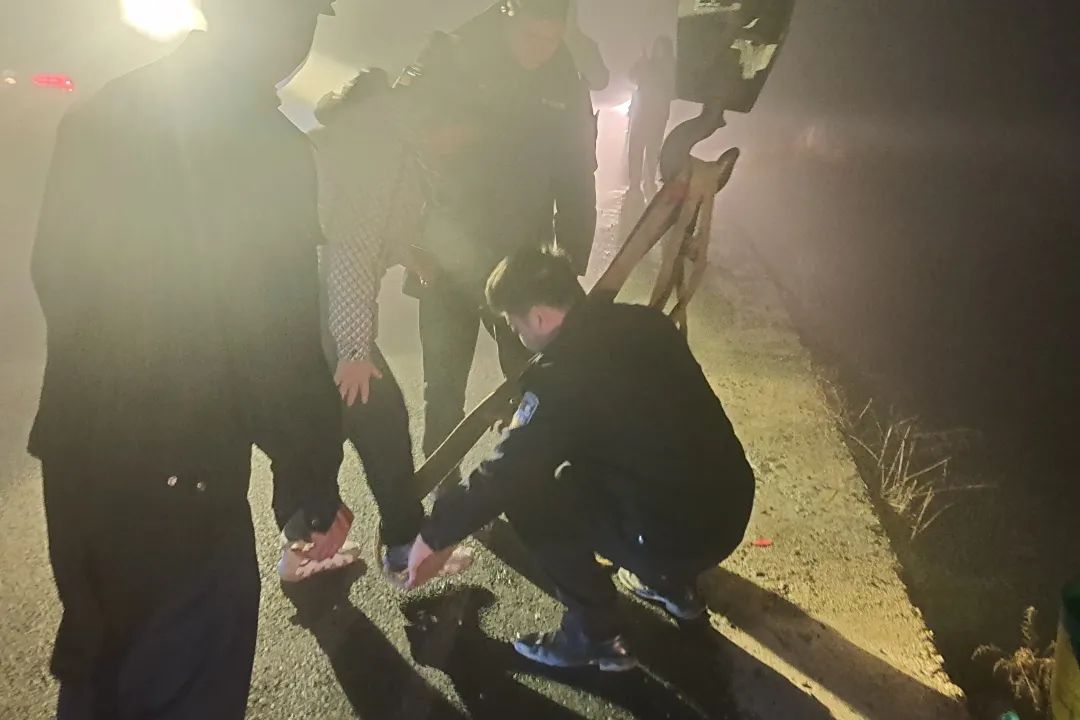 事发湖南！女子夜间开车不慎冲入池塘，危急时刻，他们来了！