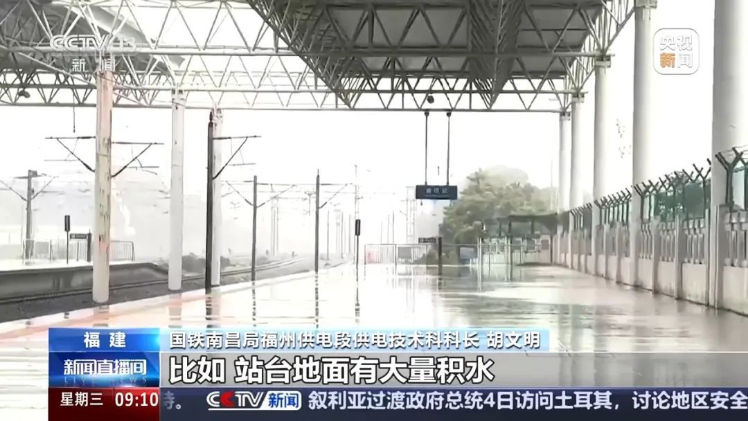 高铁站台打伞，到底有没有触电风险？