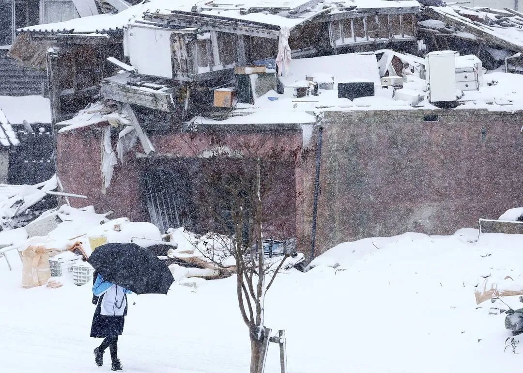 已致1死4伤！日本遭遇“灾害级”大雪！滑雪场缆车停运，上百游客排长队艰难前行