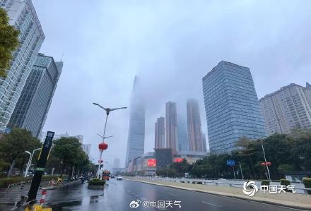 广西南宁开启雨雾模式 地面湿滑扰出行