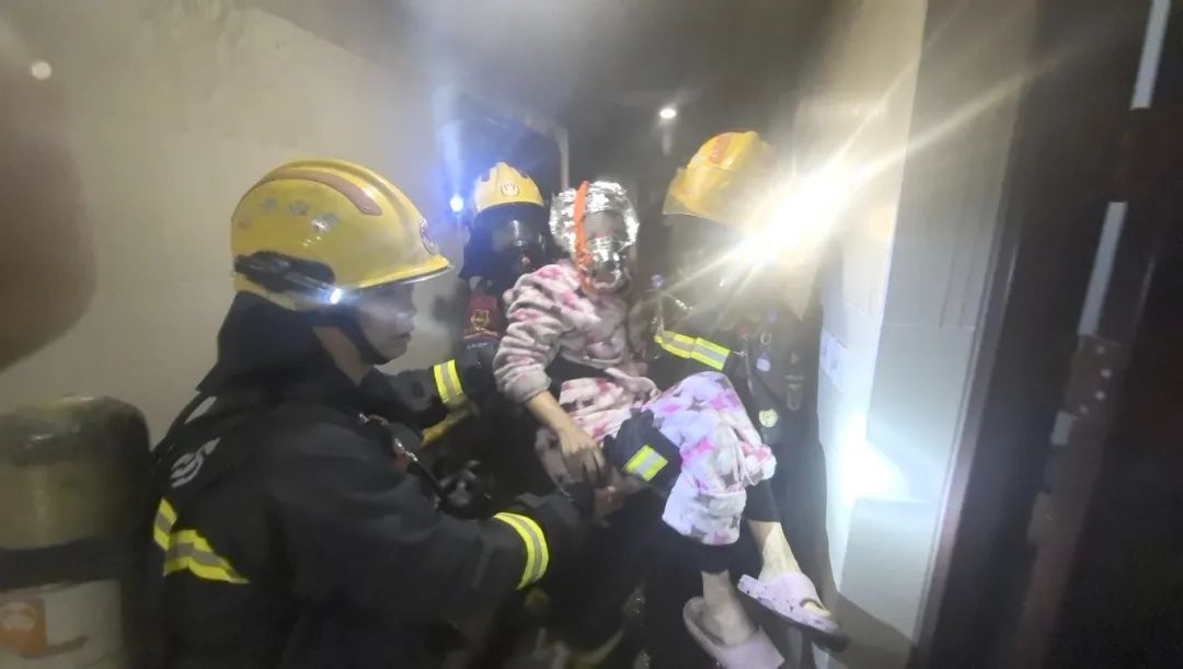 事发厦门一小区!突然起火,很多人家里都有…… 事发厦门一小区!突然起火,很多人家里都有……