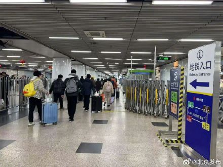 返京高峰持续中!地铁“加班”公交加车接旅客回家 返京高峰持续中!地铁“加班”公交加车接旅客回家