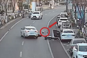 “连环杀”!男子一个动作三车连撞! “连环杀”!男子一个动作三车连撞!