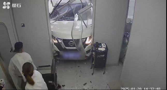银川一男子开车“冲进”理发店……