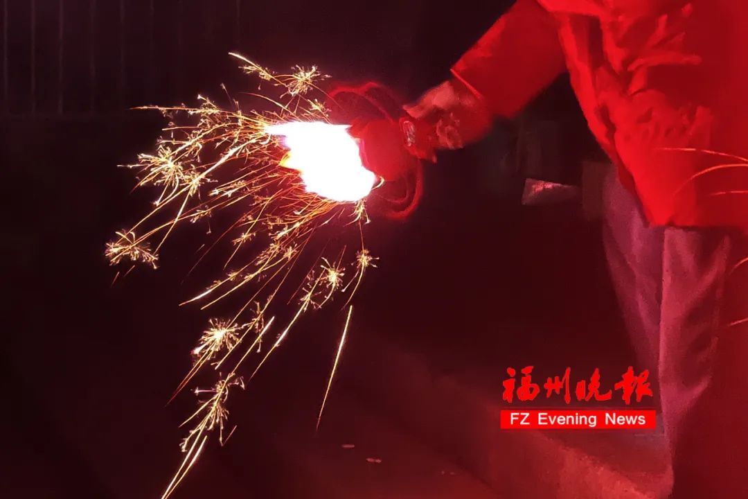 拘留!赔偿近8万元!闽侯16岁少年放烟花惹祸! 拘留!赔偿近8万元!闽侯16岁少年放烟花惹祸!