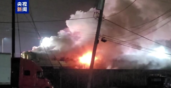 突发!美国一通勤列车遭大火 突发!美国一通勤列车遭大火