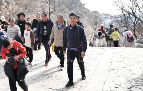 从助力登山到服务生活 养老机器人规模化应用还有多远 从助力登山到服务生活 养老机器人规模化应用还有多远