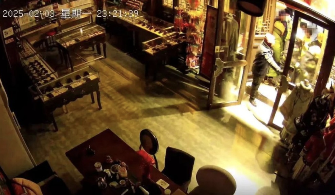 工作人员撬锁进店“破门亮灯”，官方深夜致歉！