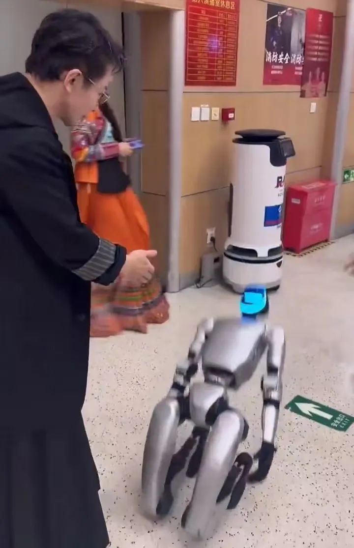 机器人都开始扭秧歌了，钢铁侠还会远吗？