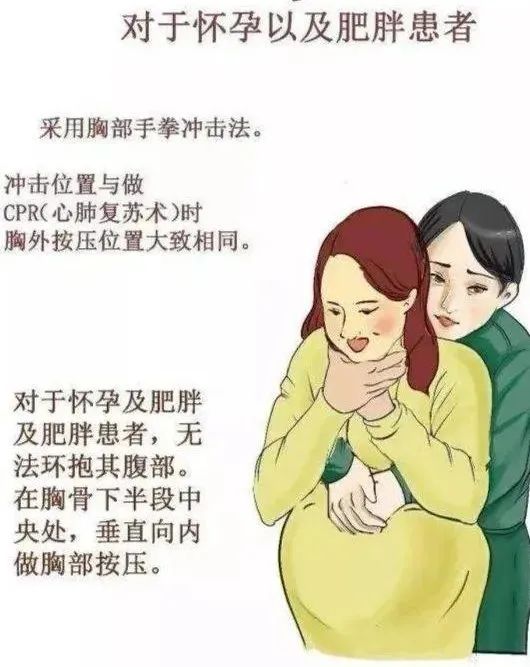 男孩吃烤肠被卡住，消防员用海姆立克法迅速急救