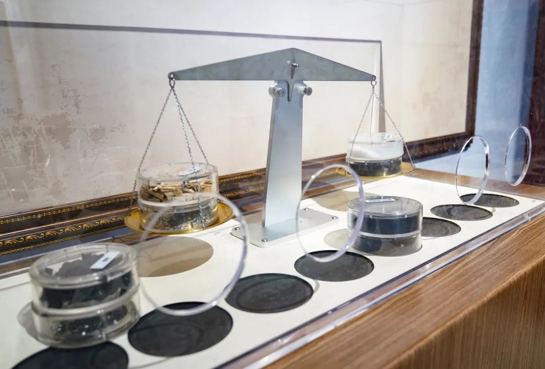 展项拾趣丨科学再发现，揭开氧气的“身世之谜”