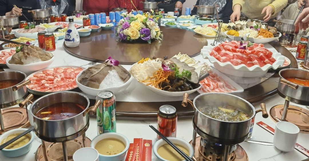 “火锅局”渐成家庭过年聚餐新选择