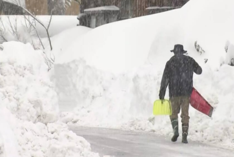 铁路停运!航班取消!日本最强寒潮导致一地积雪厚近4米! 铁路停运!航班取消!日本最强寒潮导致一地积雪厚近4米!