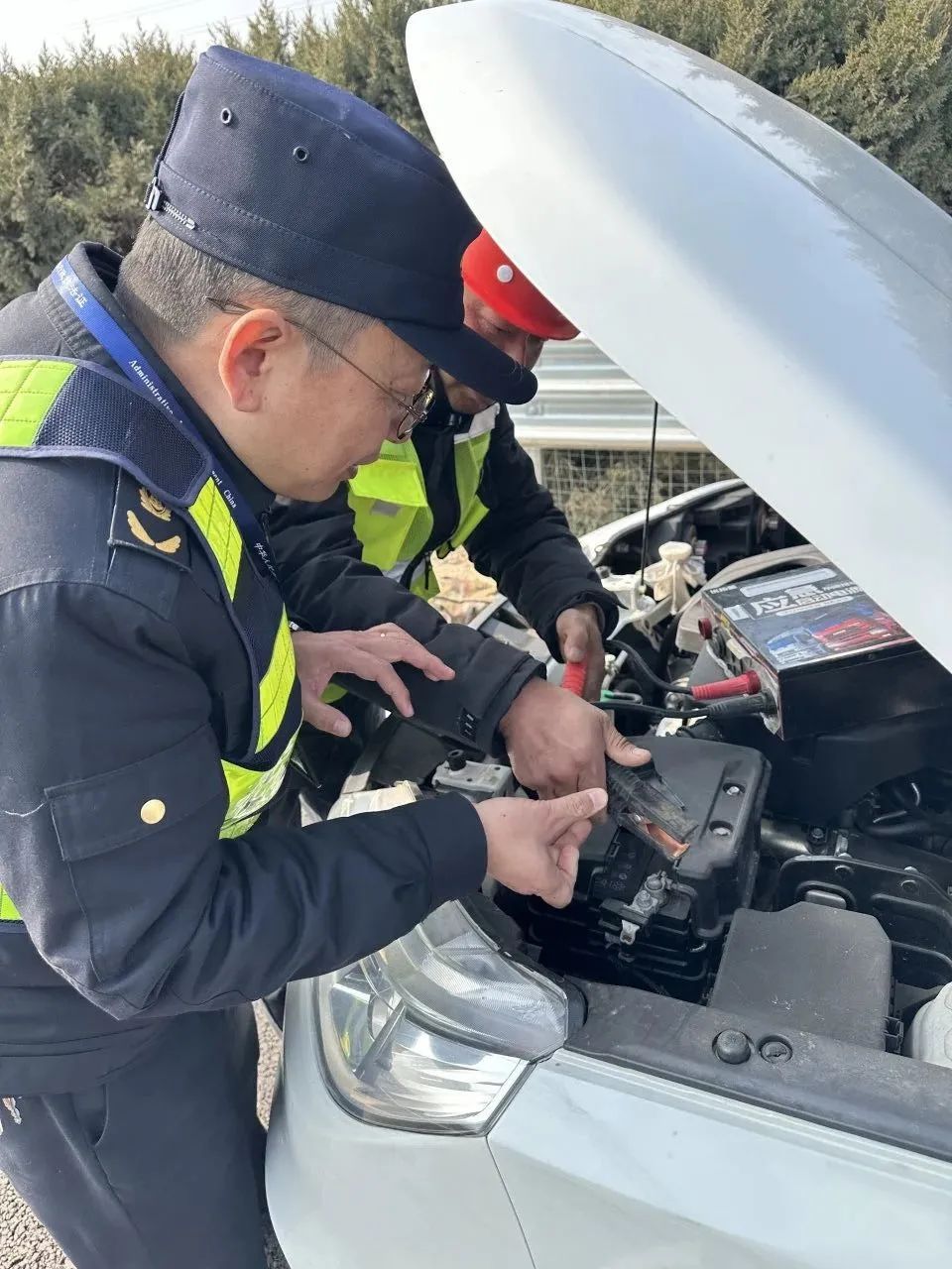 女子被“带”上执法车，原因是......