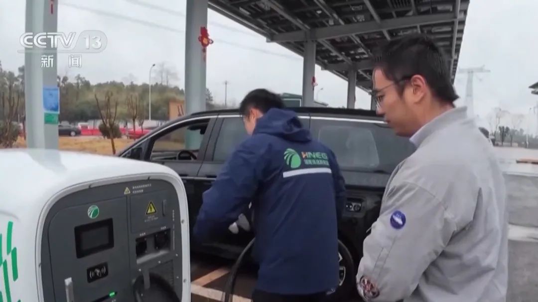 这个春节,机器狗很“忙”! 这个春节,机器狗很“忙”!