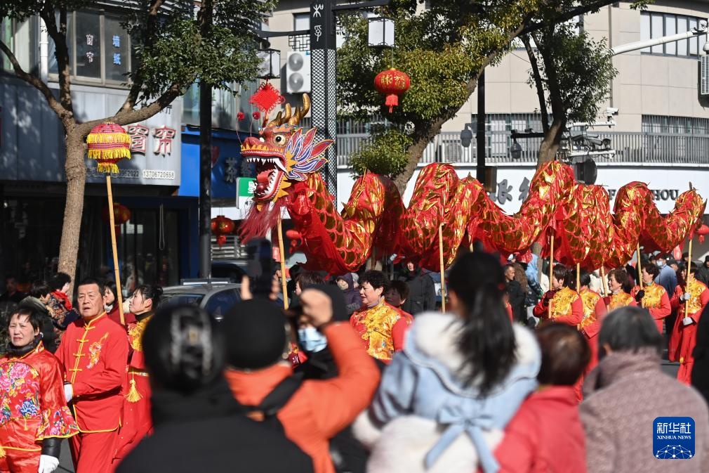 浙江湖州：江南水乡“踩街”迎元宵