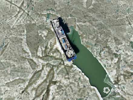 青岛胶州湾海面冻出潮汐树