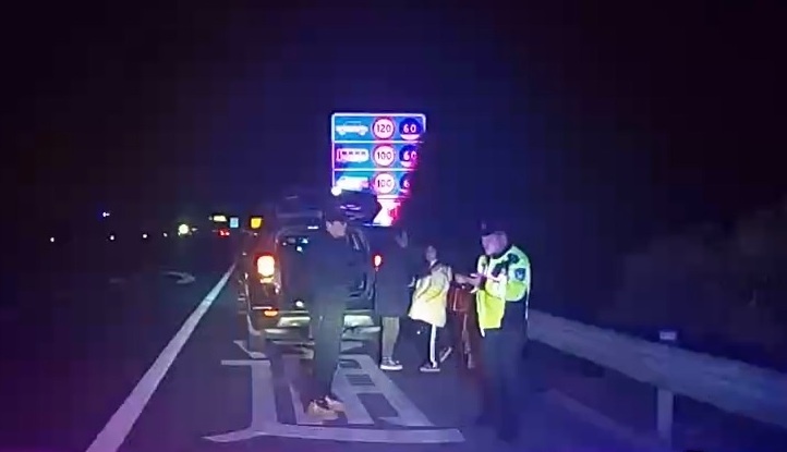 女子被“带”上执法车，原因是......