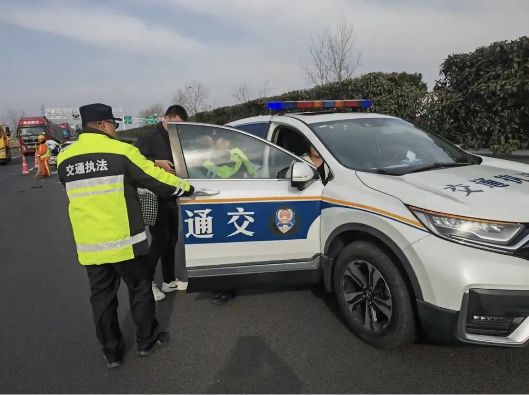 女子被“带”上执法车，原因是......