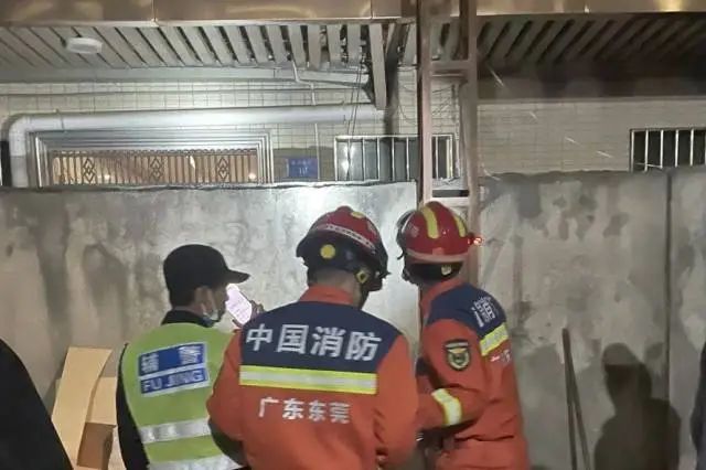 孩子身体悬空三楼外,邻居坚持托举半小时! 孩子身体悬空三楼外,邻居坚持托举半小时!