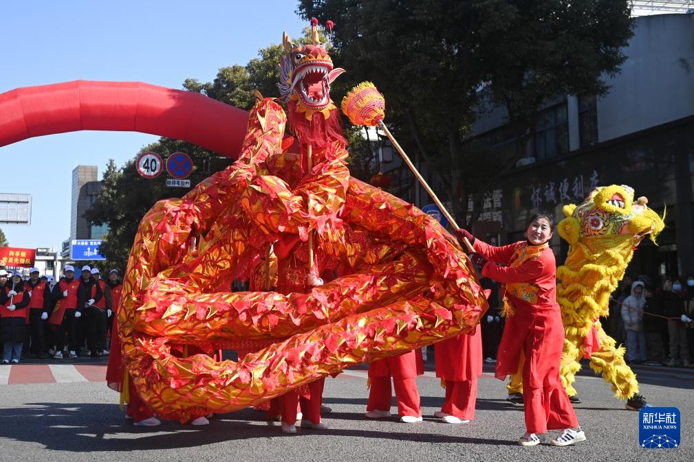 浙江湖州：江南水乡“踩街”迎元宵