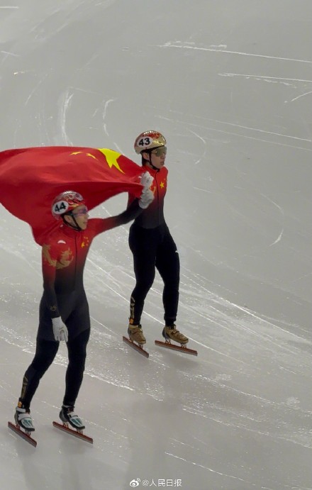 林孝埈、孙龙举起五星红旗