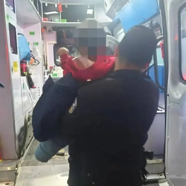 孩子身体悬空三楼外,邻居坚持托举半小时! 孩子身体悬空三楼外,邻居坚持托举半小时!