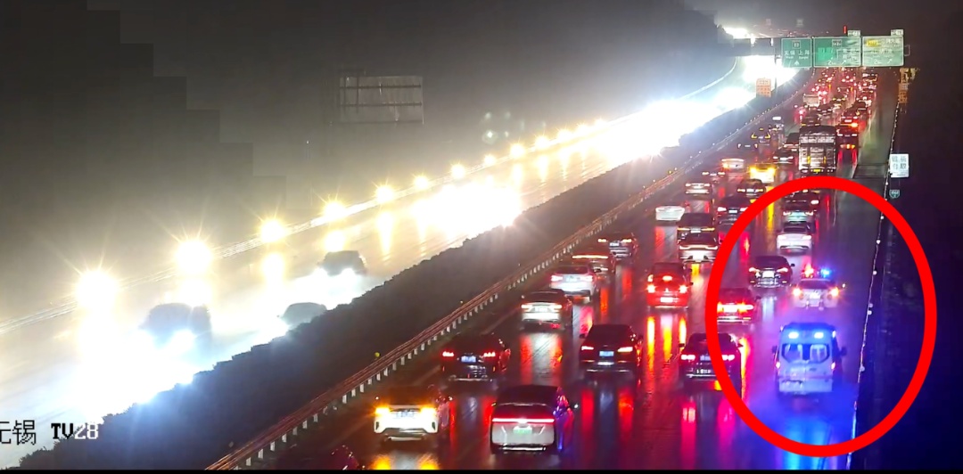 女子被“带”上执法车，原因是......