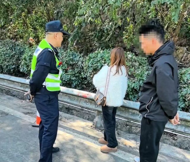 离谱！高速上赶老婆下车一走了之！结果......