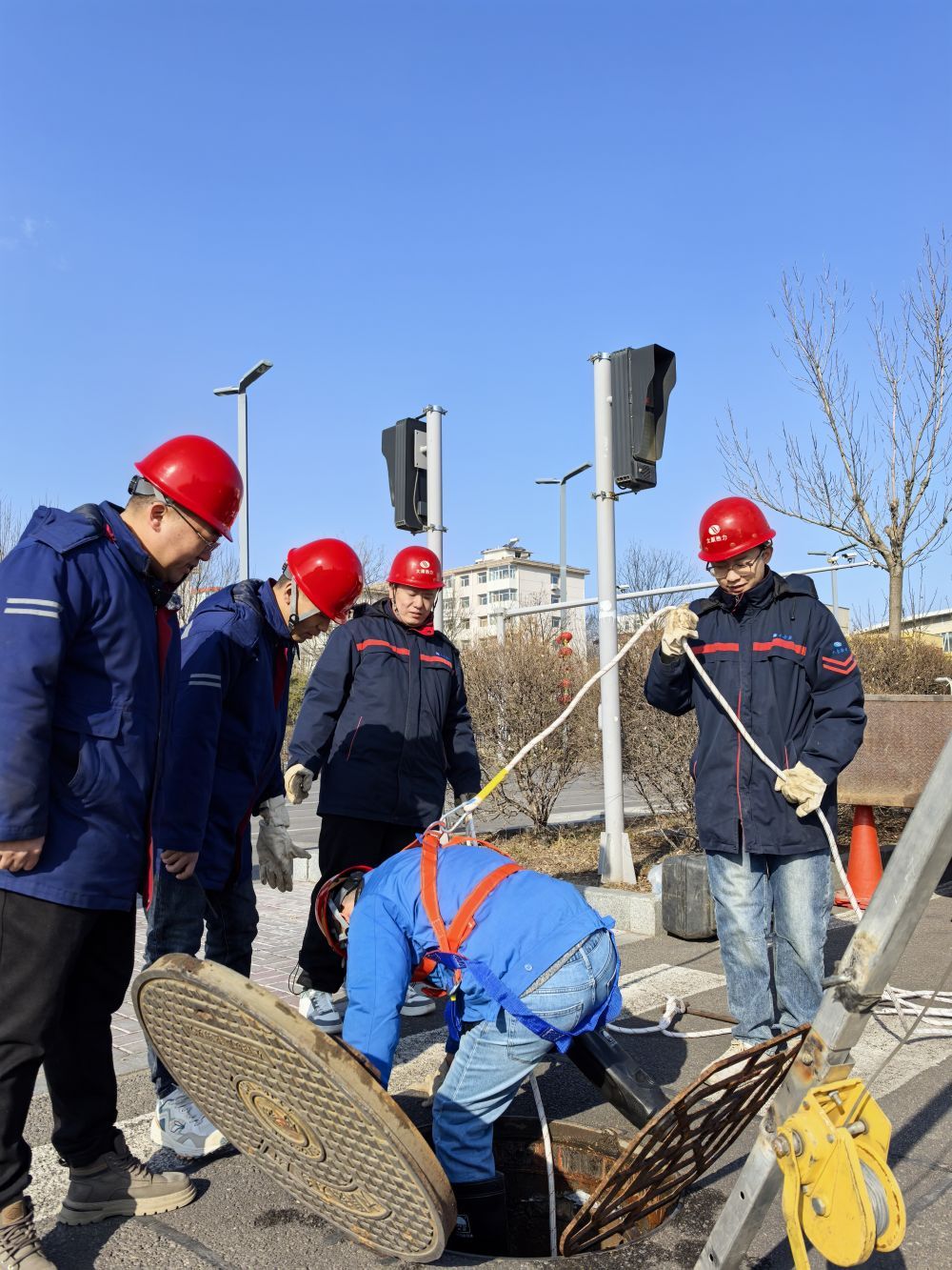 拱卫寒冬里的“温暖”——记者体验城市供暖工的一天