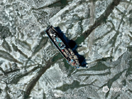 青岛胶州湾海面冻出潮汐树