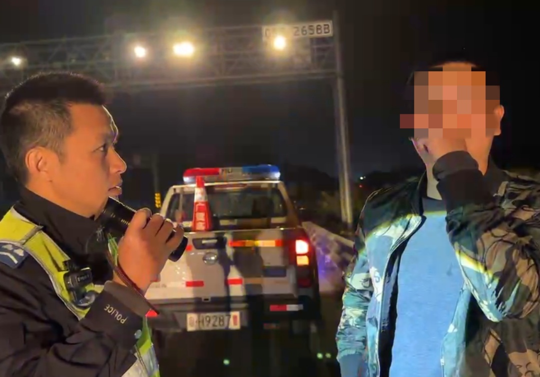 小车停高速上，司机竟在车上“酣睡”？真相令人后怕！