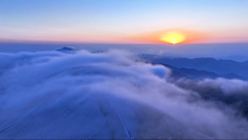 江西赣州：冷空气带来云海雾凇景观 齐云山进入“冰雪世界”