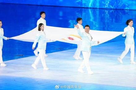 亚奥理事会会旗入场 本届亚冬会参赛规模创历史之最 亚奥理事会会旗入场 本届亚冬会参赛规模创历史之最