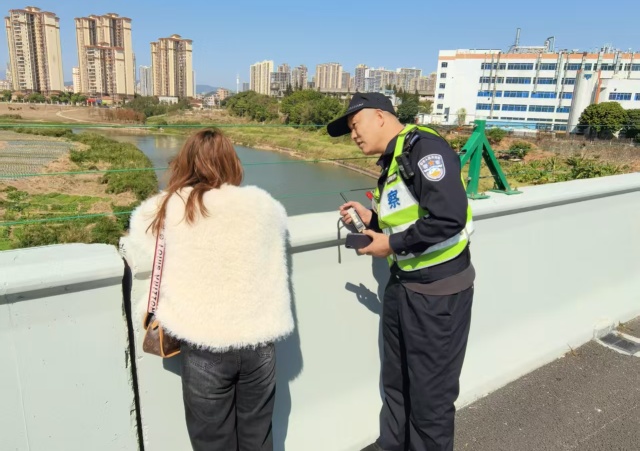 离谱！高速上赶老婆下车一走了之！结果......