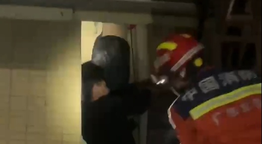 孩子身体悬空三楼外,邻居坚持托举半小时! 孩子身体悬空三楼外,邻居坚持托举半小时!