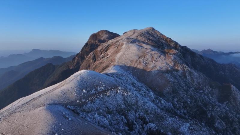 江西赣州：冷空气带来云海雾凇景观 齐云山进入“冰雪世界”