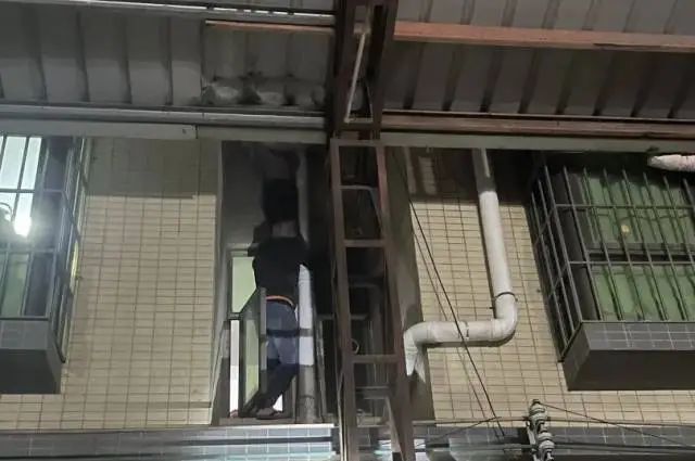 孩子身体悬空三楼外,邻居坚持托举半小时! 孩子身体悬空三楼外,邻居坚持托举半小时!