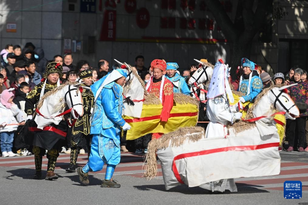 浙江湖州：江南水乡“踩街”迎元宵